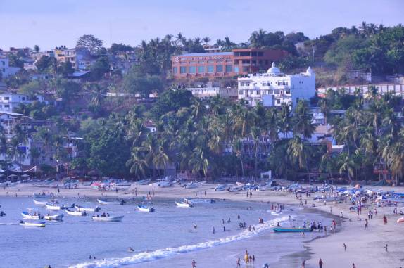 A concorrida praia central de Puerto Escondido, na costa de Oaxaca, no litoral Pacífico do México